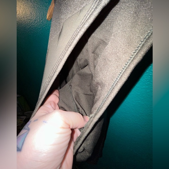 Disbest yoga tank with build in bra. Size medium - Picture 5 of 5